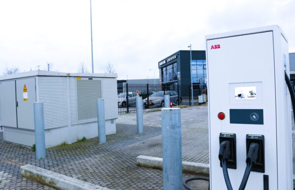 Blog elektrisch transport Elektrisch transport logistiek bedrijf laadt e-truck op eigen terrein