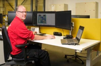 Visualisatie van een digital twin van een schakelkast voor datagedreven paneelbouw